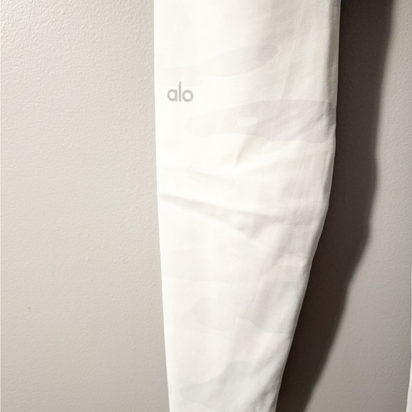 ALO Yoga Vapor White Camo High-Waisted Leggings - Picture 5 of 10